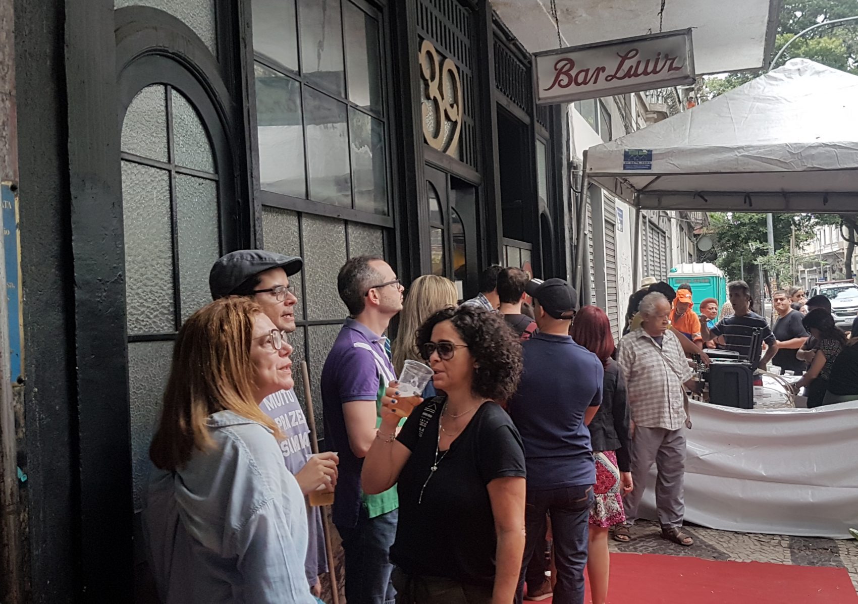 Fila na porta do Bar Luiz, na Rua da Carioca: cena repetida por uma semana até o anúncio de que o restaurante não vai mais fechar (Foto: Oscar Valporto)