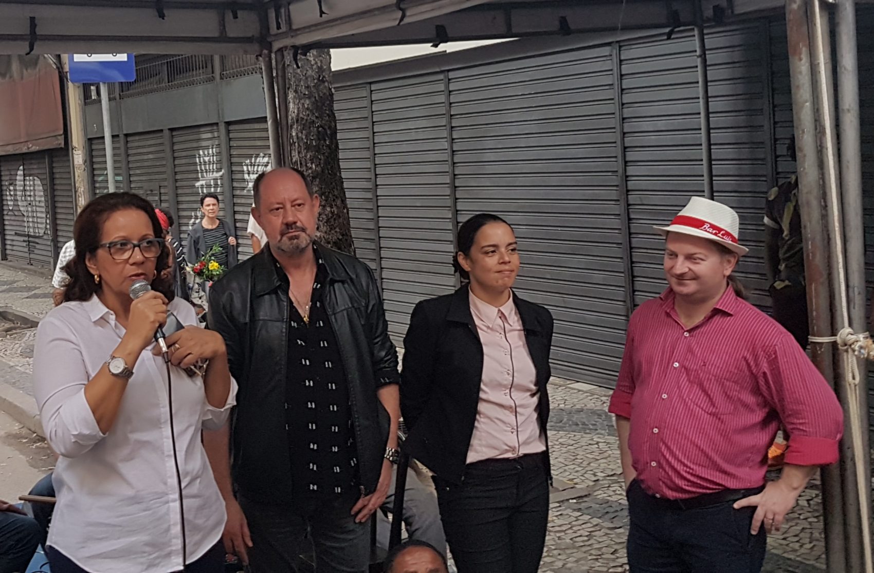 A proprietária Rosana Santos, o interventor Otto, a pioneira Eunice e Astor: mutirão pela permanência do Bar Luiz (Foto: Oscar Valporto)