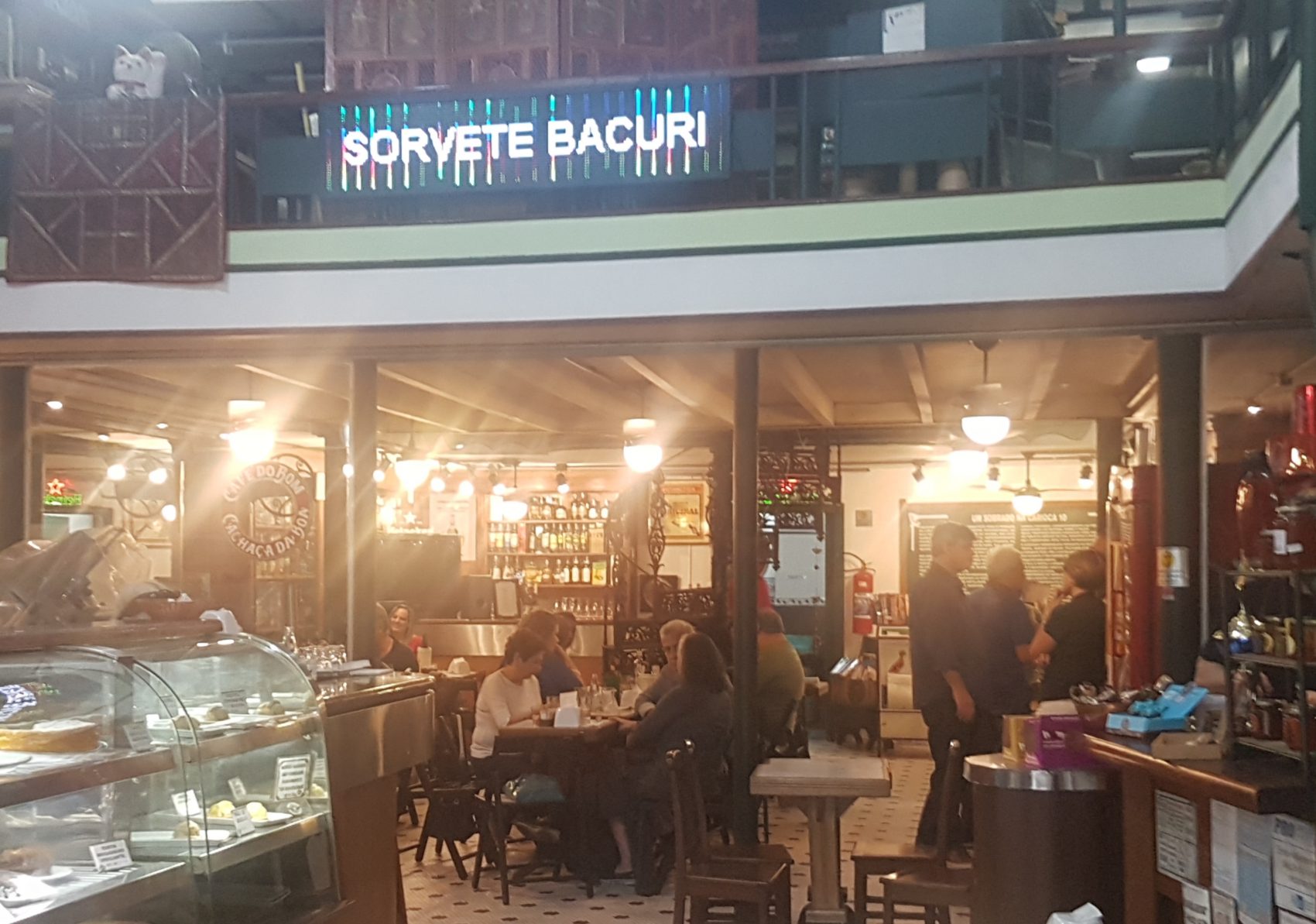 Café do Bom, Cachaça da Boa, instalado em sobrado centenário: Rua da Carioca é mais do que o Bar Luiz (Foto: Oscar Valporto)