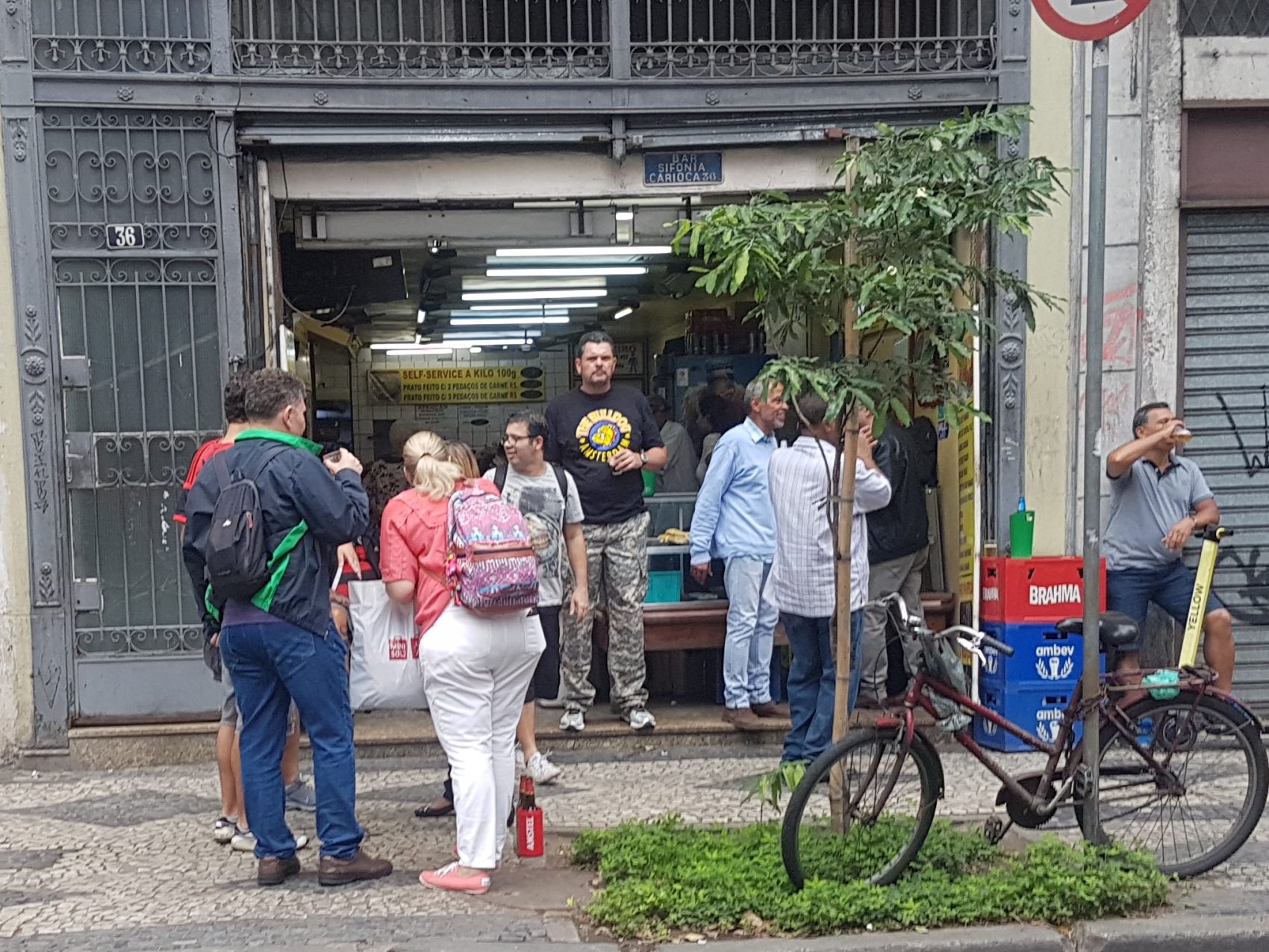 O Bar Sinfonia também cheio com as filas no Bar Luiz e o samba na rua: esperança de novos tempos (Foto: Oscar Valporto)