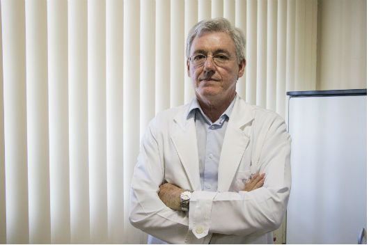 O professor Pedro Felipe de Bruin no no Laboratório de Sono e Ritmos Biológicos: uso excessivo de mídias eletrônicas, a exemplo de TV e celular, influi na má qualidade do sono (Foto: Ribamar Neto/UFC)
