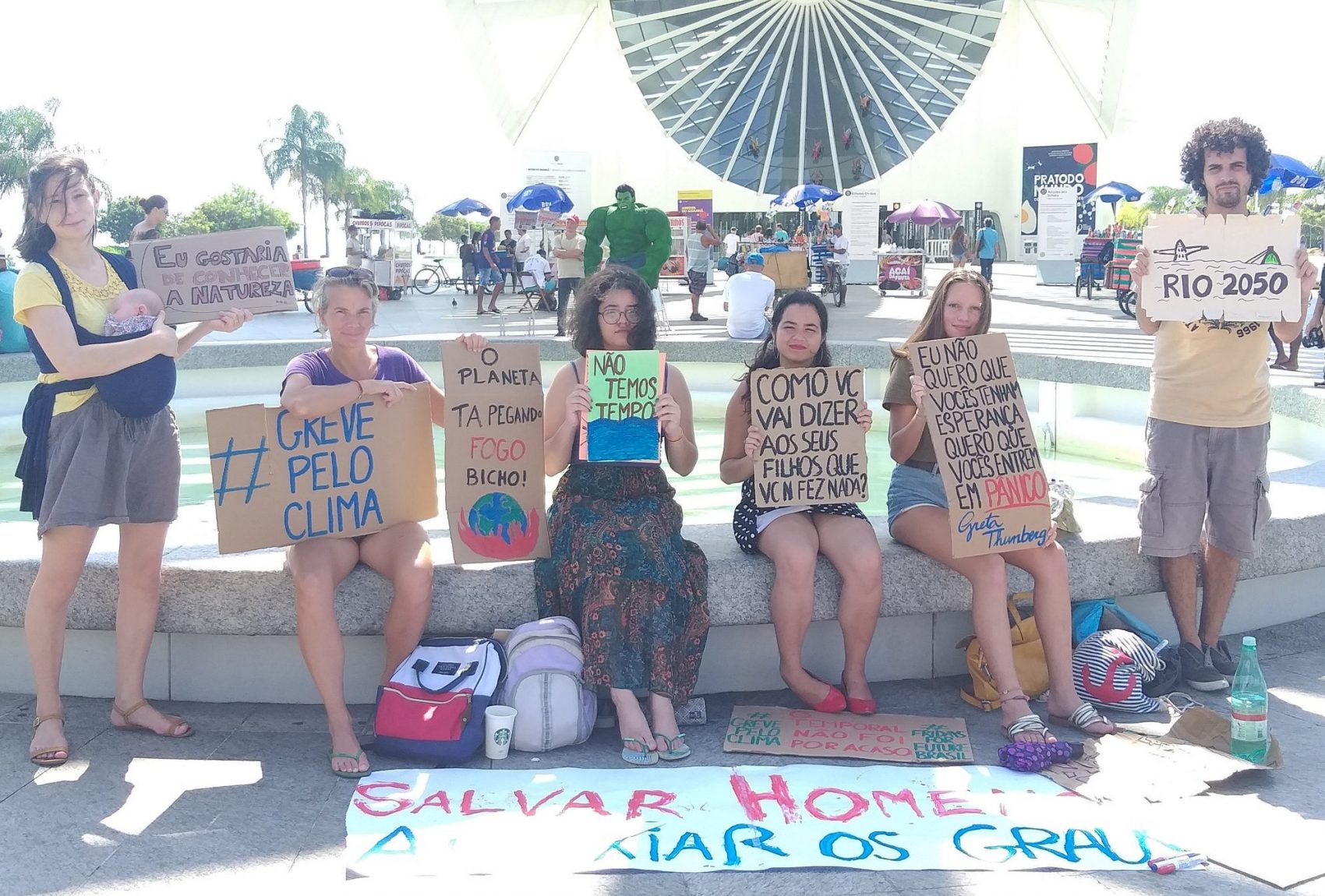 Ato da Fridays For Future em frente ao Museu do Amanhã: ativistas se reúnem todas as sextas para pedir pelo clima (Foto: Divulgação)