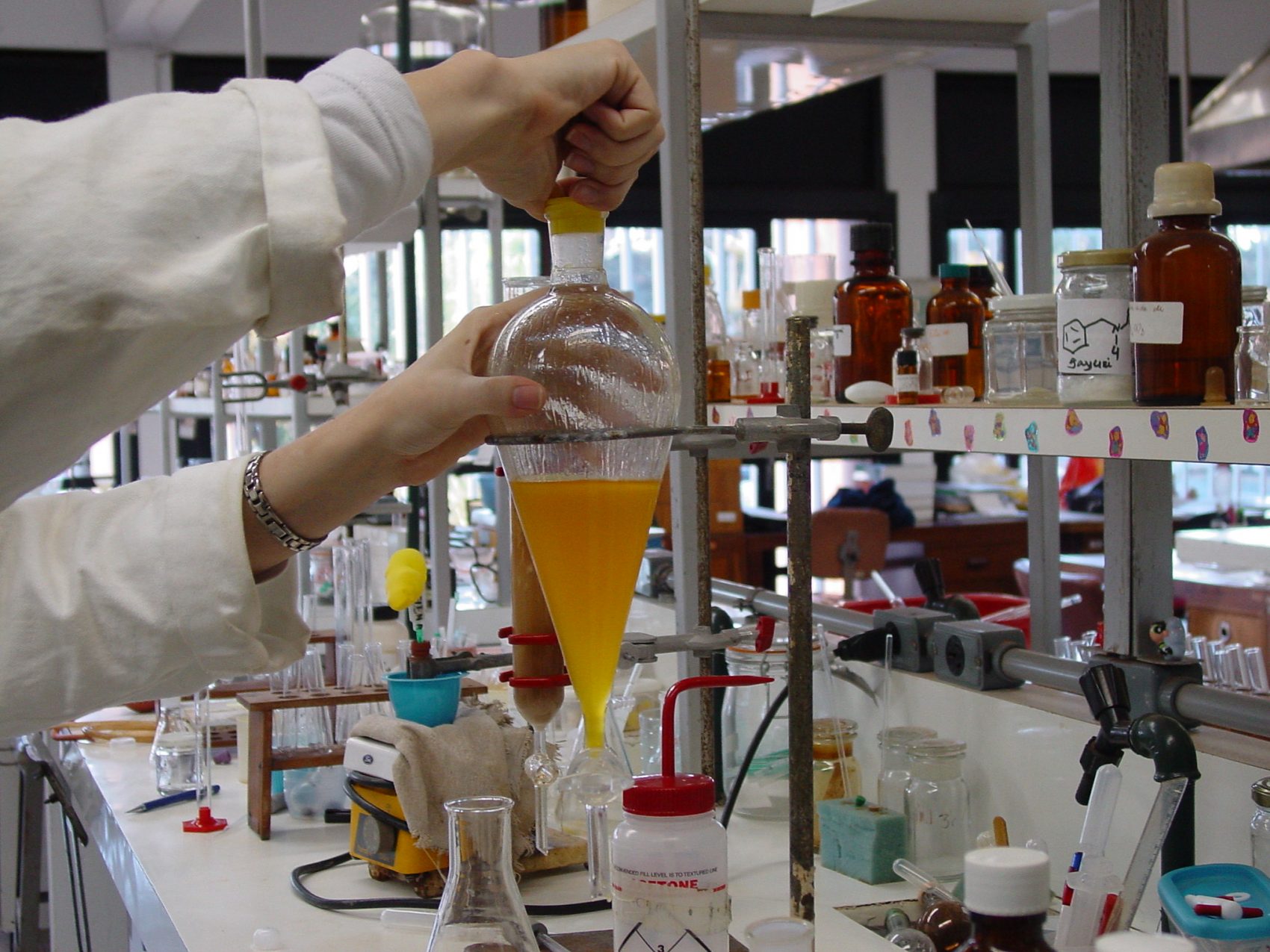 Laboratório de Química da Universidade de Brasília: biofertilizante sem adição de outros compostos químicos e que pode ser produzido em grande quantiadade (Foto: Daiane Souza/Secom/UnB)