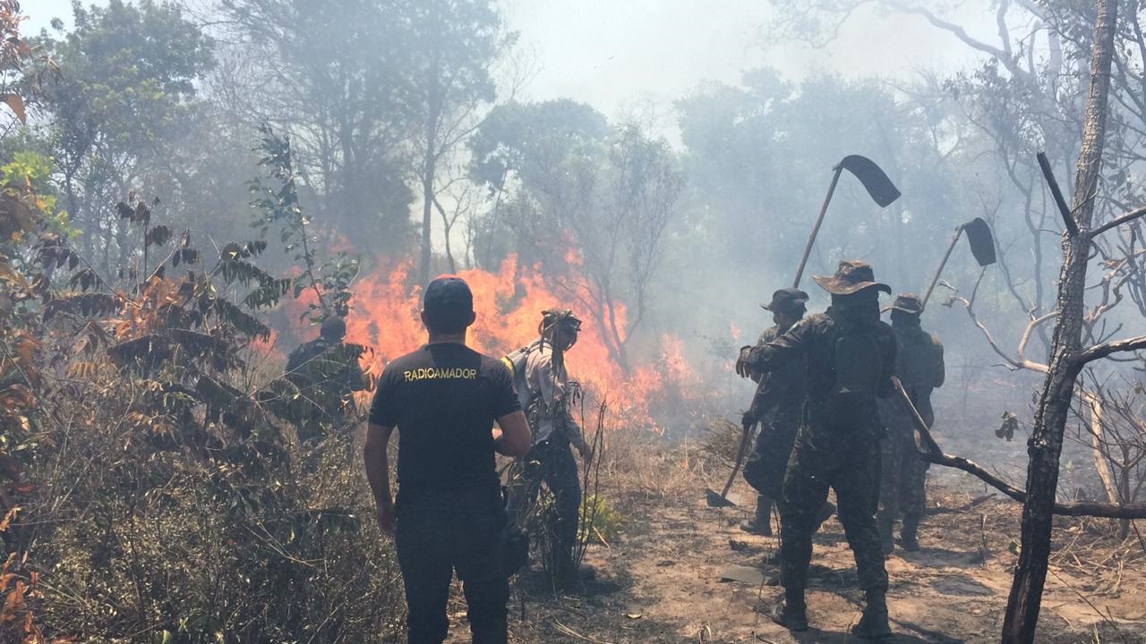 Foto Lauria de Sousa Voluntários da brigada de incêndio se revezam no combate às chamas. Foto Lauria de Sousa