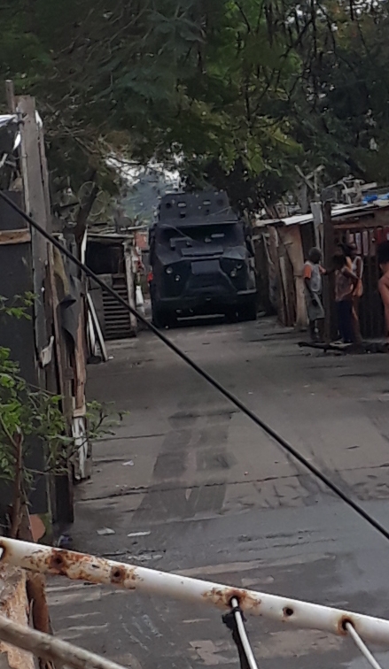 O blindado do Bope no momento em que cruzava as vielas do Brejo derrubando a fiação elétrica. Foto Rafael Alves