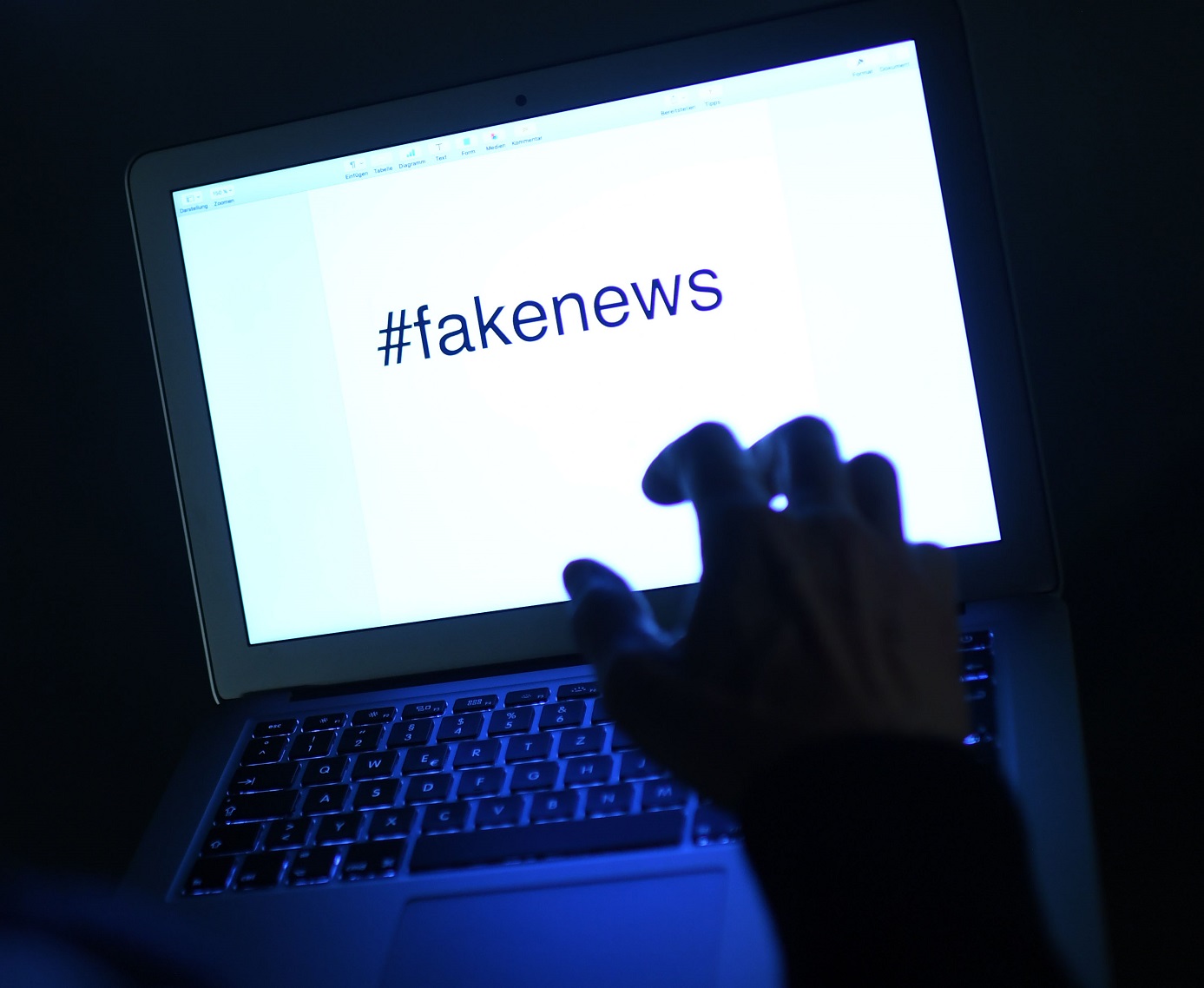 Imagem Helmut Fohringer/APA-PictureDesk via AFP O grupo voluntários contra a fake news atua em 15 países, inclusive no Brasil. Imagem Helmut Fohringer/APA-PictureDesk via AFP