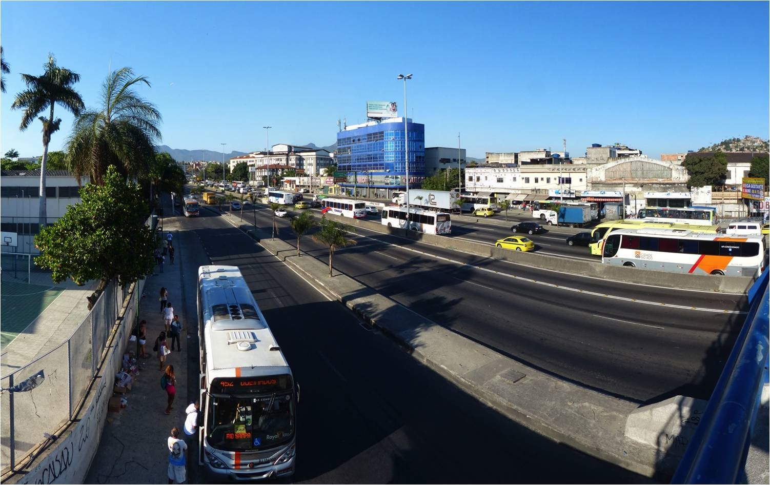 Dos 1.040 ônibus que passam na Avenida Brasil por hora em direção ao Centro, 42% são ônibus intermunicipais. Foto ITDP Brasil