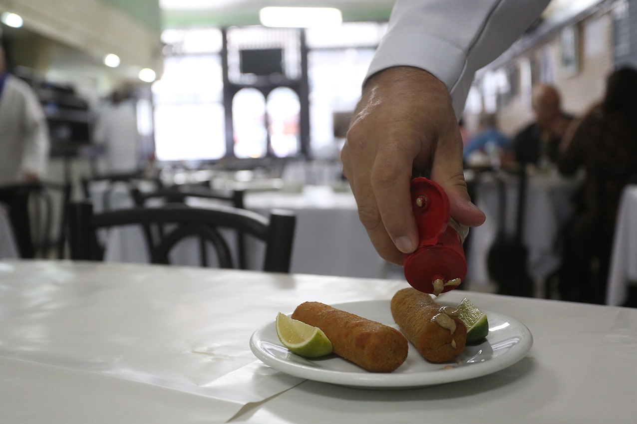 Foto Custódio Coimbra O croquete de carne, assim como a famosa salada de batata, está entre as atrações do Bar Luiz. Foto Custódio Coimbra