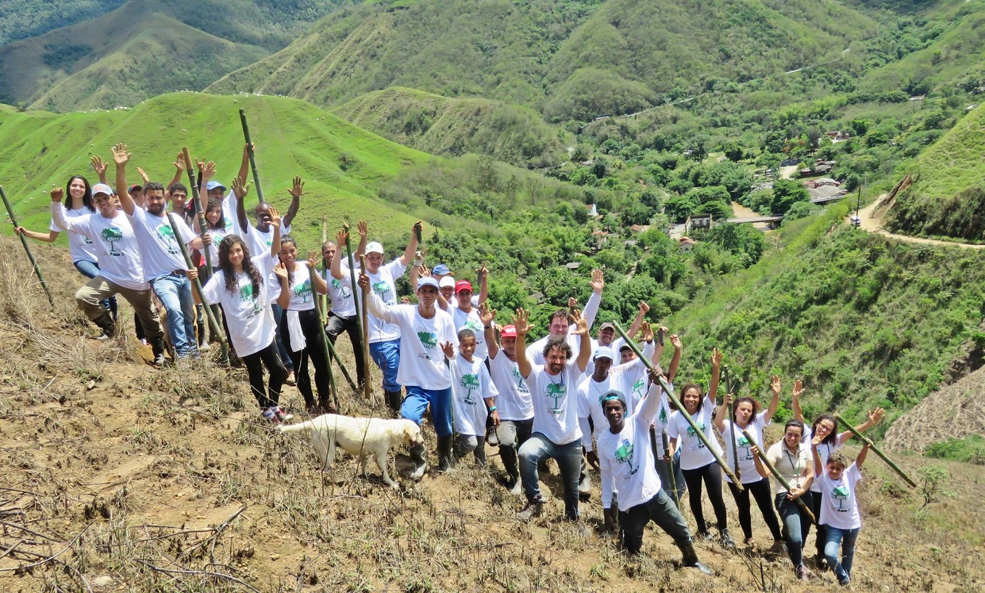 Foto Divulgação O trabalho de replantio começou com a participação de voluntários, mas aos poucos acabou se profissionalizando e hoje tem 40 colaboradores. Foto Divulgação
