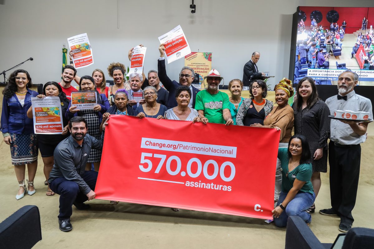 Foto de Divulgação Povos tradicionais do Cerrado, representantes de ONGs e parlamentares entregam petição para transformar o bioma em Patrimônio Nacional. Foto de Divulgação