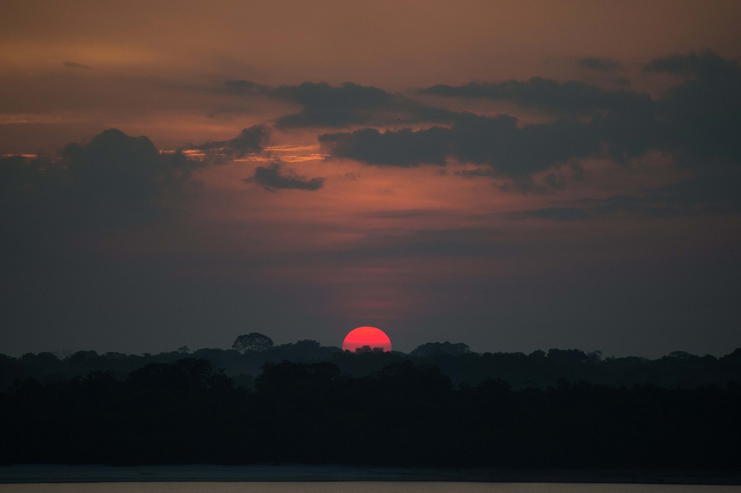 Foto Christophe Simon/AFP Pôr do sol na Amazônia. Protegido pela dificuldade de acesso, o Alto Rio Negro desperta o interesse de mineradoras. Foto Christophe Simon/AFP