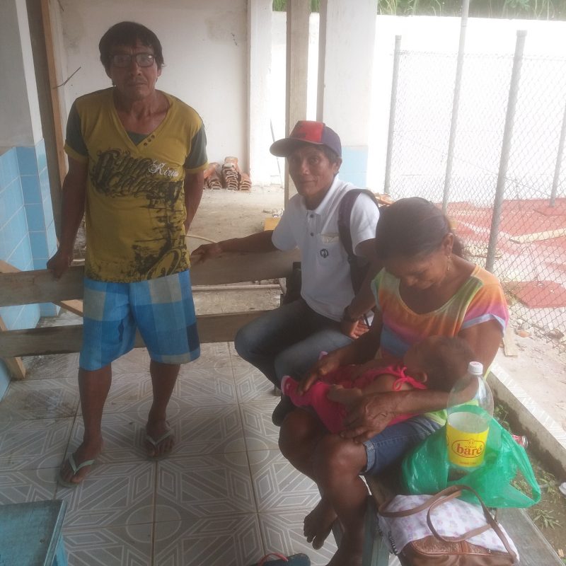 Samuel, Alberto e uma parente da comunidade de Pari-Cachoeira, com o neto, na sede da Funai do Rio Negro. Luis Edmundo Araújo