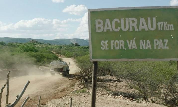 Foto icônica da chegada a Bacurau: caminhão-pipa e frase emblemática. Foto de divulgação