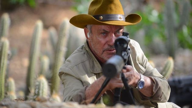 Michael (Udo Kier), o líder dos assassinos: agente do caos. Foto de divulgação