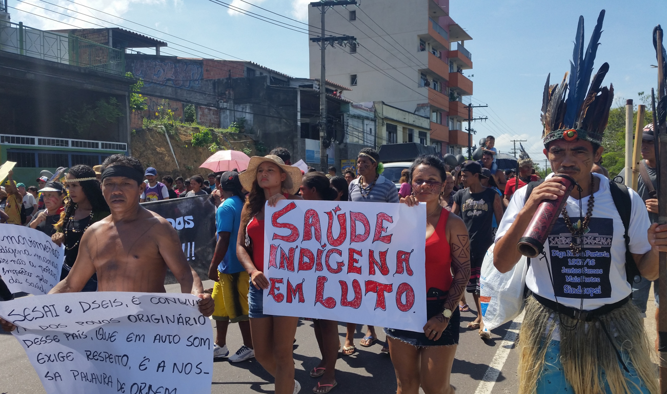 (Foto: Bianca Paiva/Agência Brasil) Indígenas protestam em Manaus contra intenção do governo de municipalizar a saúde (Foto: Bianca Paiva/Agência Brasil)
