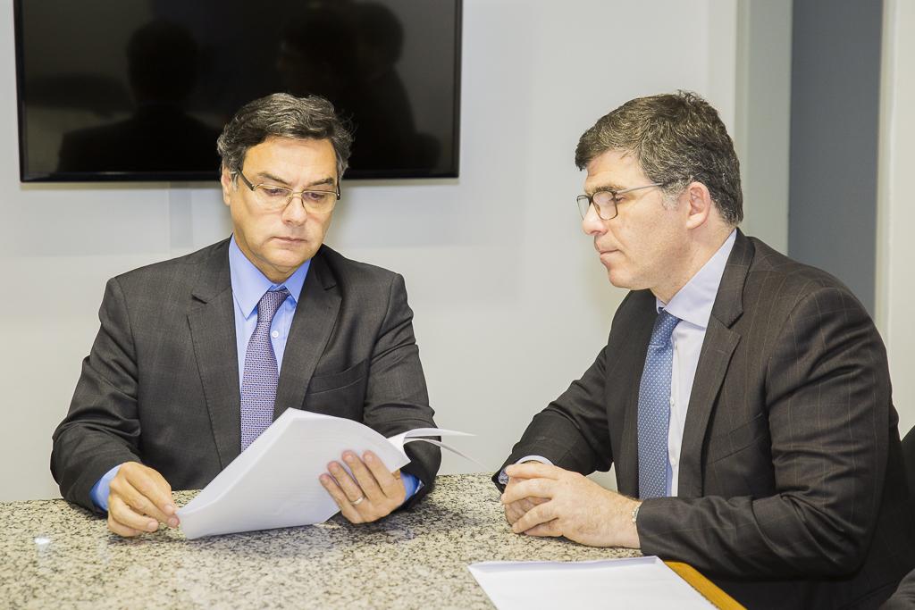 O procurador-geral Eduardo Gussem recebe a representação da OAB/RJ, das mãos do presidente Luciano Bandeira, para barrar operações em horário escolar e uso de helicóptero em confronto armado (Foto: Divulgação/MPRJ)