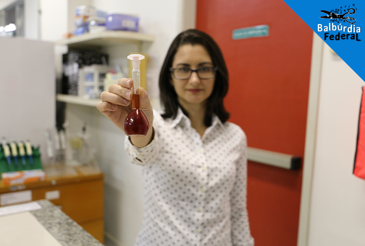 A bioquímica Ayla Sant'Ana no Laboratório do INT: semente de açaí, descartada no processo de produção na Amazônia, pode ser aproveitada para fazer rações e cosméticos (Foto: Amanda Oliveira/INT)