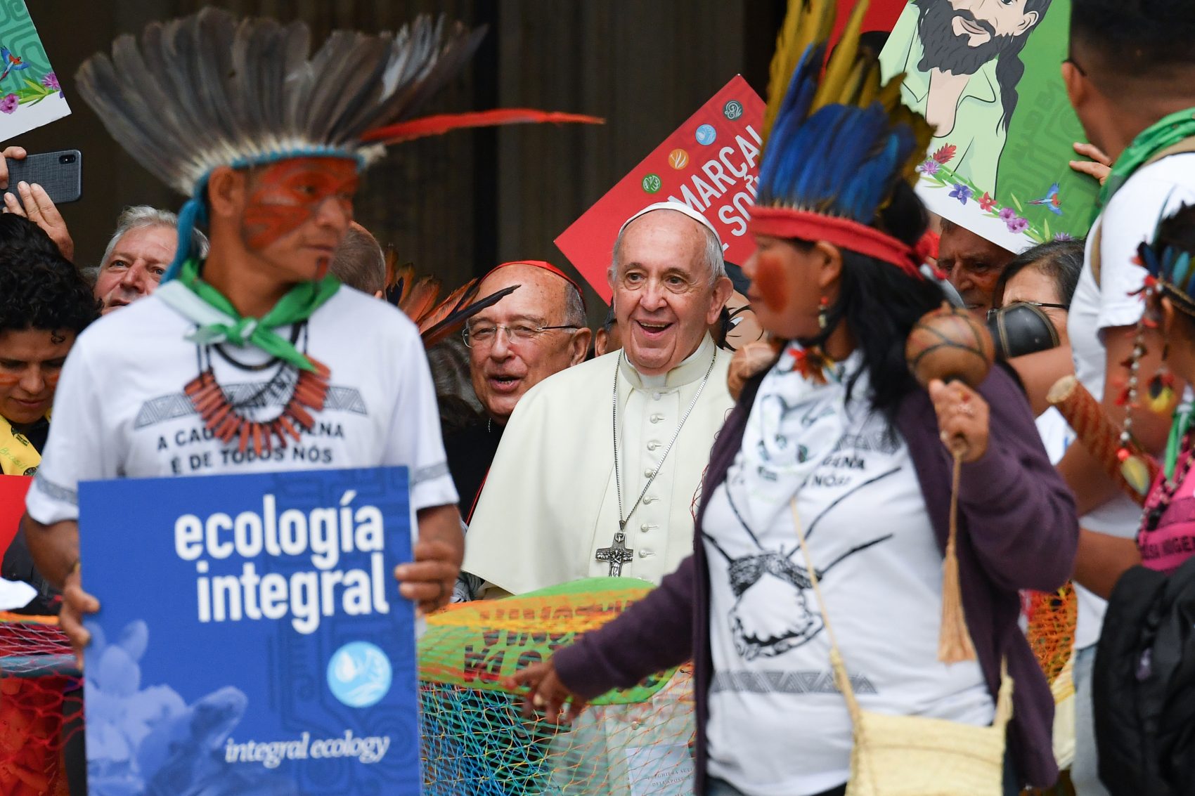 O Papa Francisco com representantes de povos indígenas da Amazônia após a missa de abertura do Sínodo no domingo: "qual é a diferença entre ter plumas na cabeça e o chapéu de três pontas utilizado por certas hierarquias em nossos dicastérios?" (Foto: Andreas Solaro/AFP)