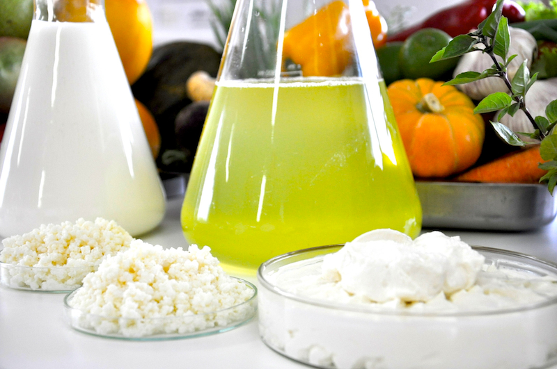 Produtos a base de kefir são misturados com água e leite: pesquisadores da URFB já patentearam 13 produtos (Foto: Divulgação/UFRB)