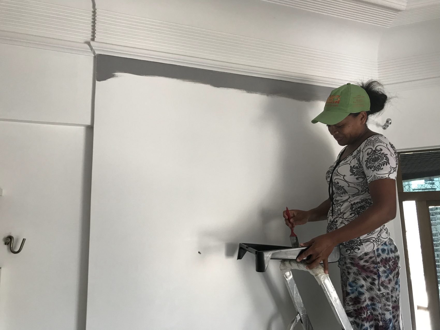 Alessandra da Luz faz serviços de pintura, hidráulica e de reparos: treinamento no Senai antes do projeto da UFPA (Foto: MInerva/Divulgação)