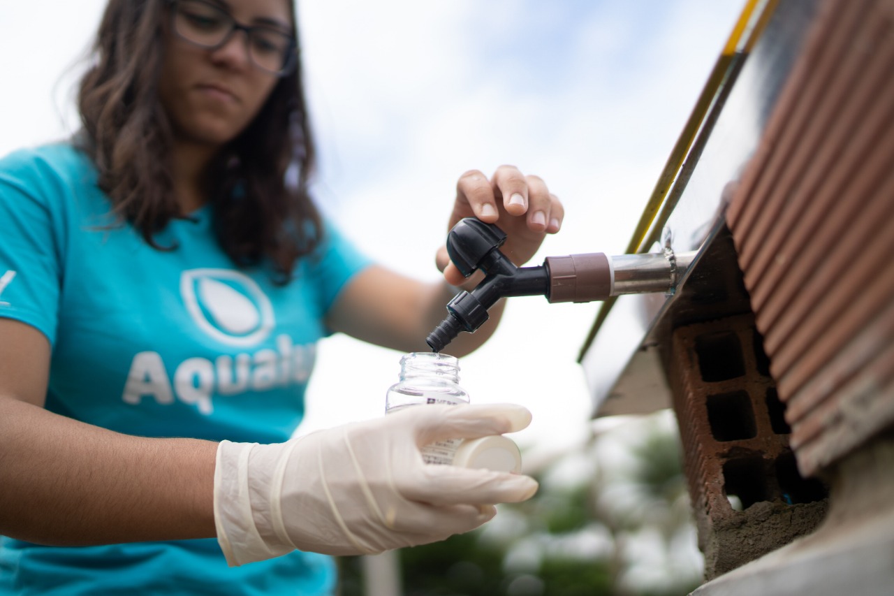 Anna Luisa com o Aqualuz: formada em Biotecnologia pela Ufba, ela teve bolsa do CNPq para aperfeiçoar seu projeto de purificação da água (Foto: ONU Ambiente)