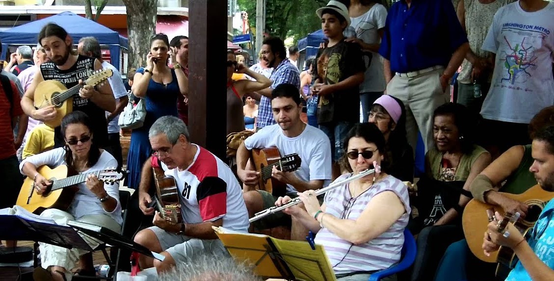 A roda de choro Arruma Meu Coreto, comandada pela flautista Ana Caetano: atração dominical na praça (Foto: Oscar Valporto)