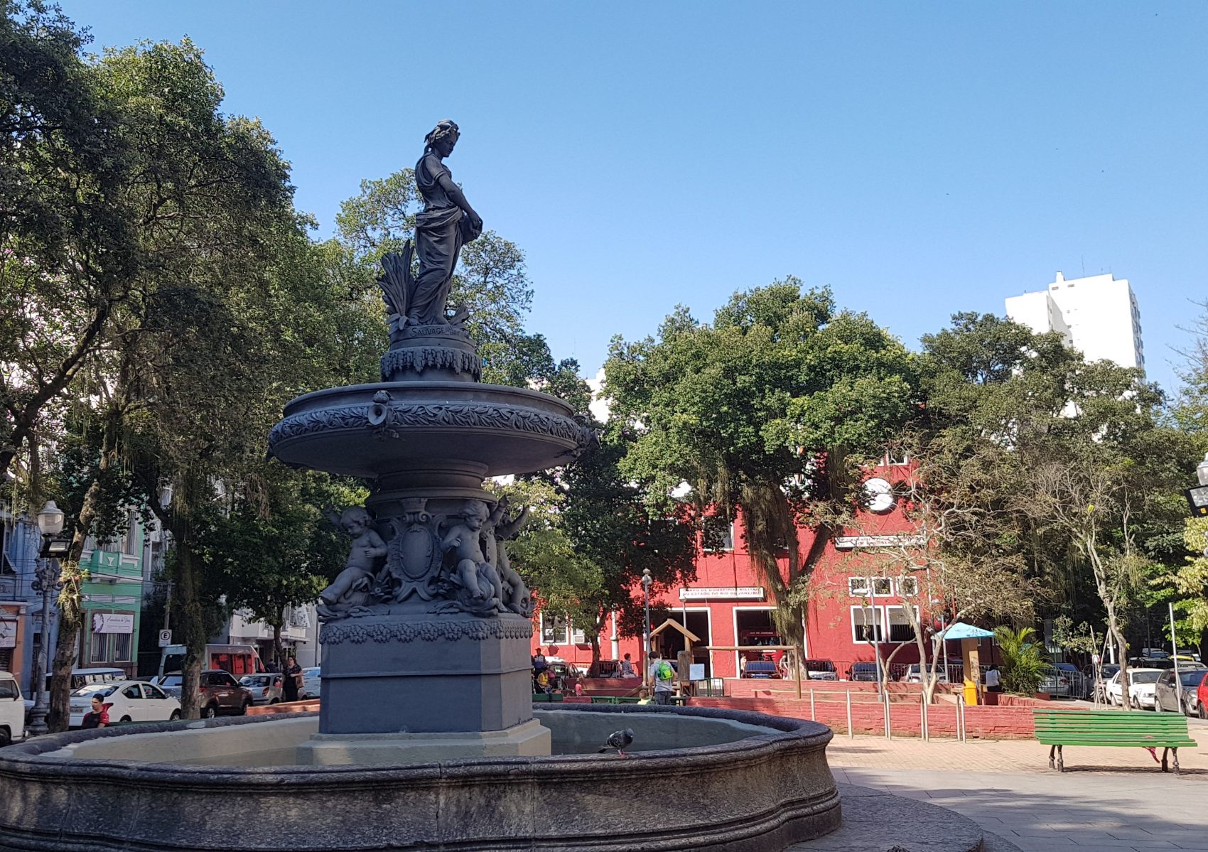 Chafariz com a escultura da figura feminina no alto, obra do francês Louis Sauvageau: na São Salvador desde 1903 (Foto: Oscar Valporto)