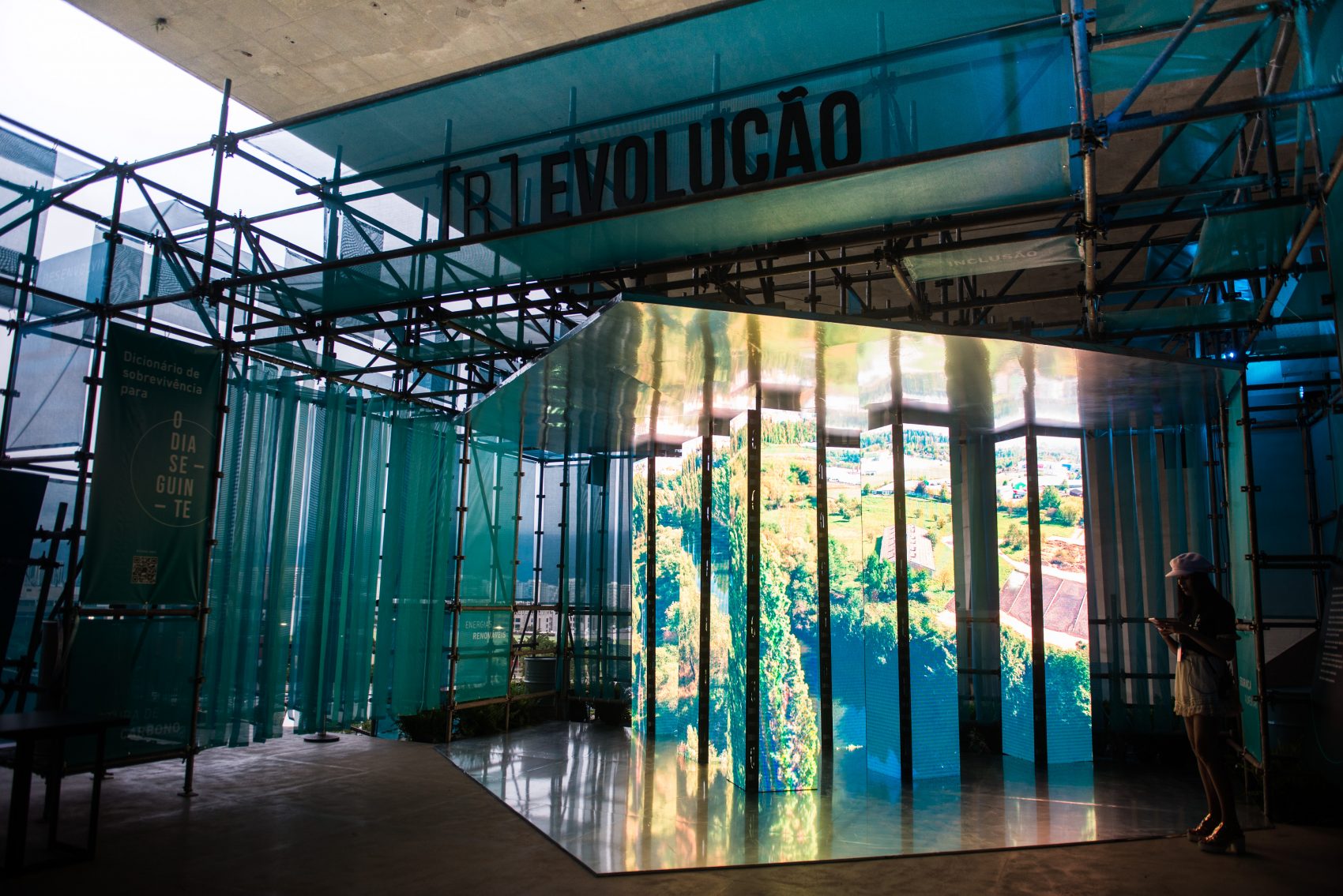 Módulo {R]Evolução da exposição O Dia Seguinte, exemplos de cidades pelo mundo que já fazem o esforço de utilizar uma economia de baixo carbono (Foto: Arlette Alencar)