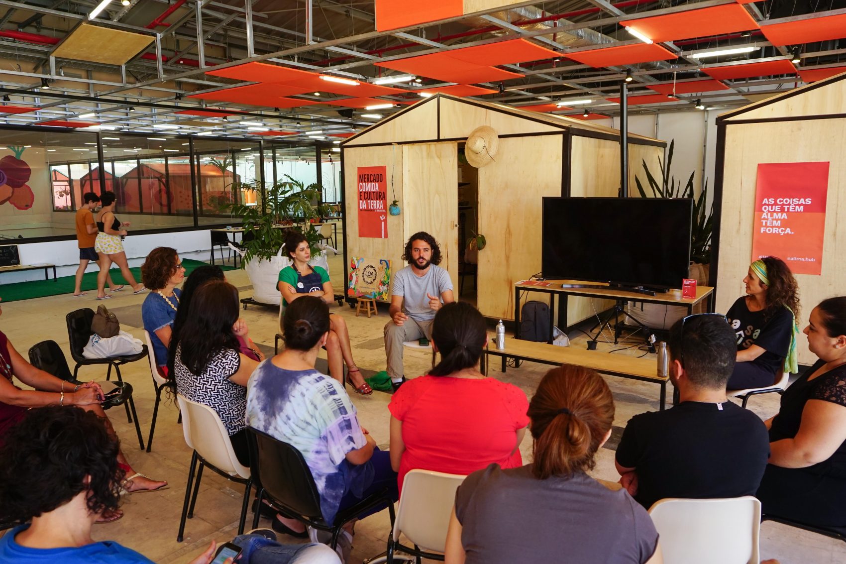 No debate com Luciana Annunziata da Casa Causa, JP Amaral, do Instituto Alana, alerta sobre consumo infantil: 70% da publicidade em canais infantis é de brinquedos e 90% dos brinquedos são plástico (Foto: Divulgação)