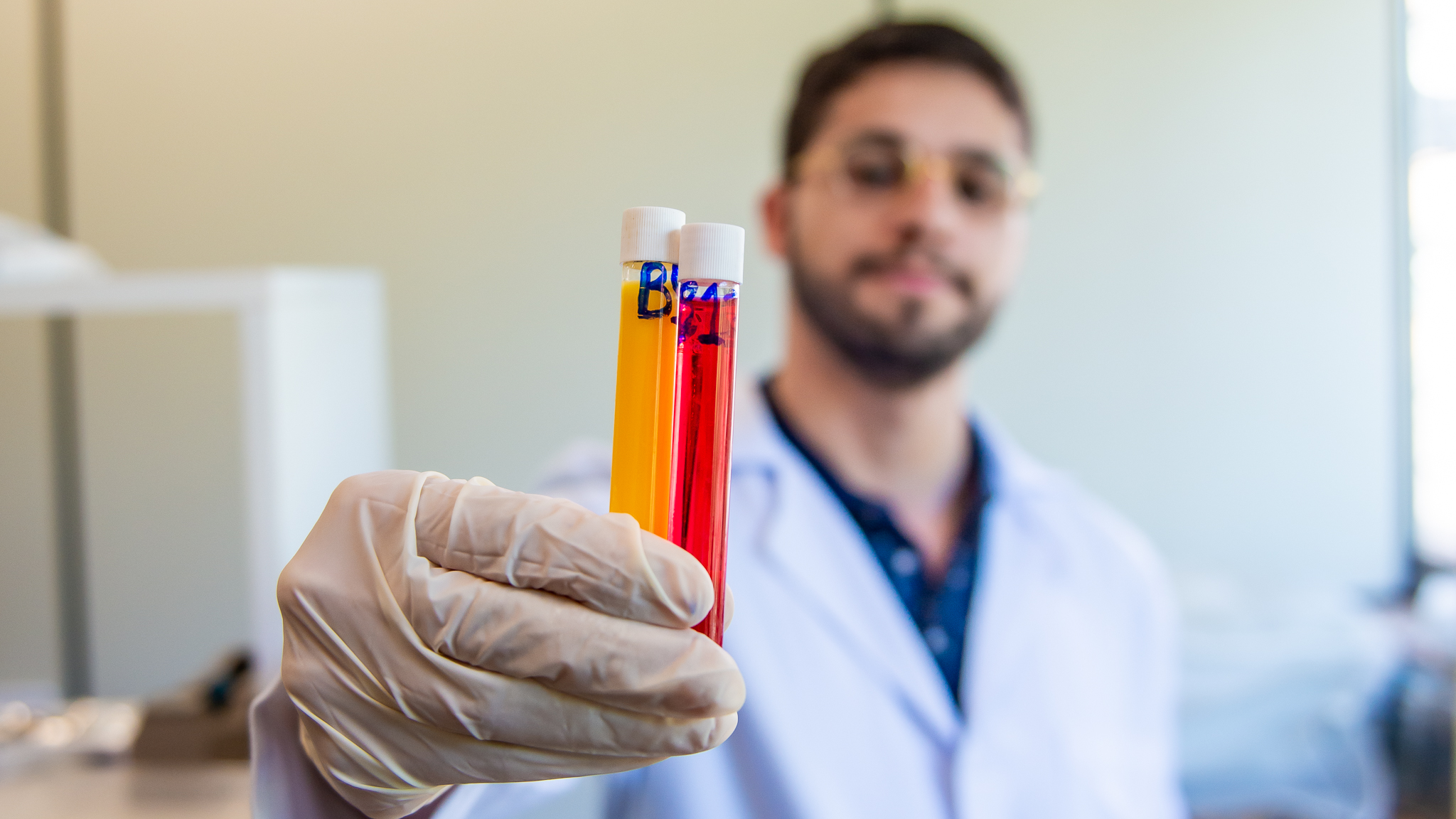 Daniel Macedo no laboratório da UFPR: atuação das vitaminas B9 e B12 contra a perda olfativa causada pela doença neurodegenerativa (Foto: Marcos Solivan/Sucom-UFPR)
