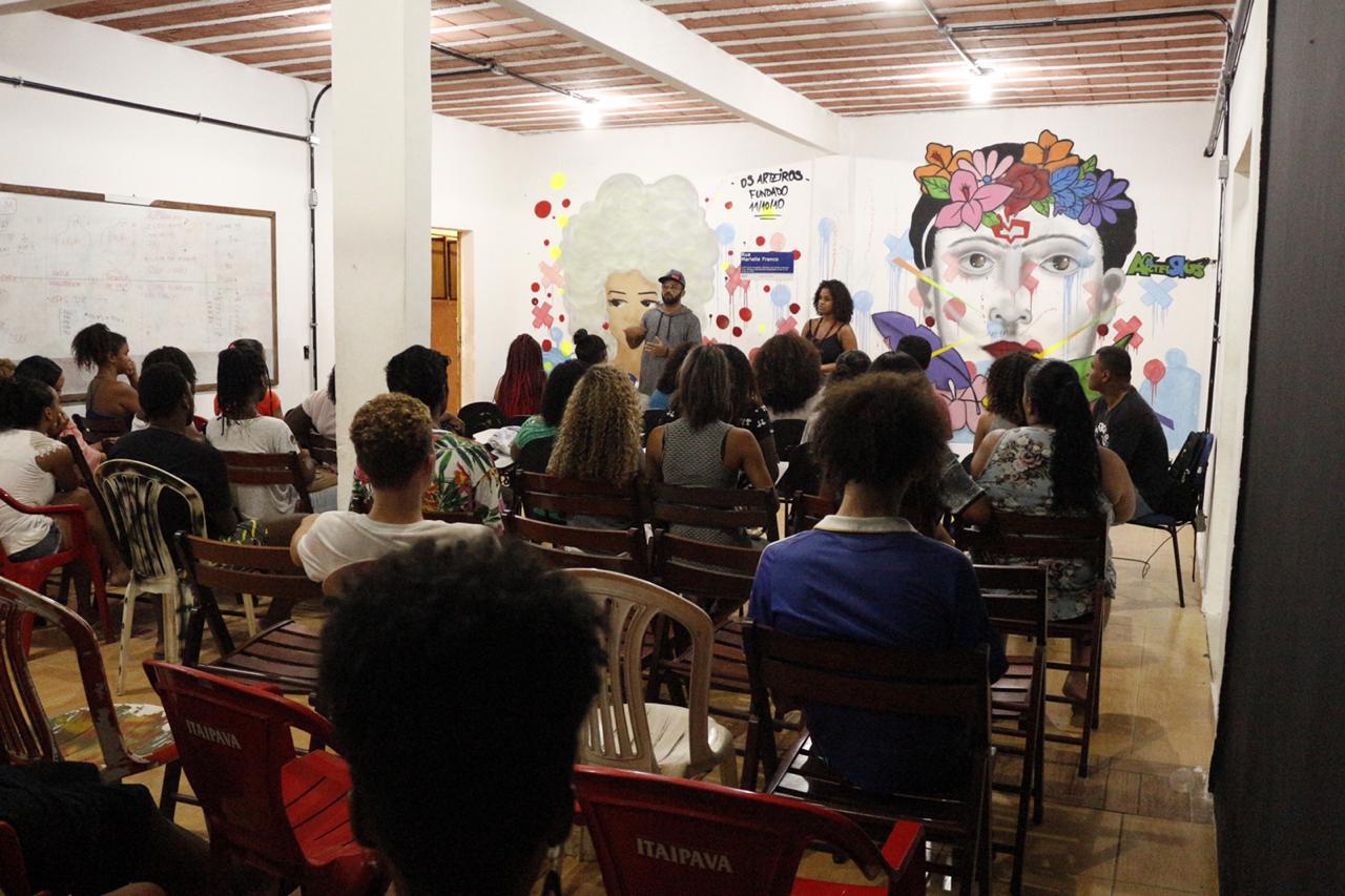 Foto de Divulgação Sala de pré-vestibular da ONG Arteiros. Foto de Divulgação