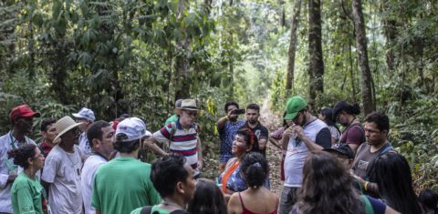 No centro da roda de defensores, ativistas e apoiadores, a cacique Katia Silene, do povo Gavião Akrãtikatêjê, conta a luta para recuperar sua terra e evitar novas invasões. Foto Marizilda Cruppe