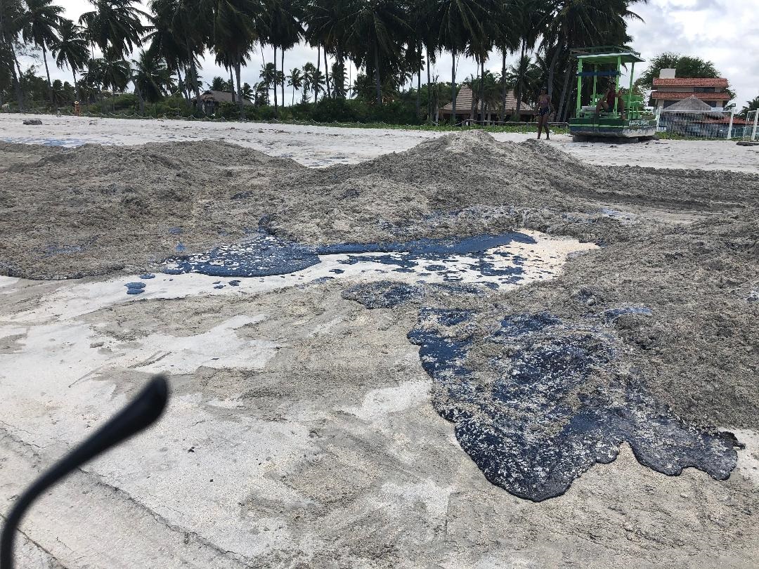 A paisagem de Barra Grande tomada pela poluição causada pelo vazamento de petróleo cru. Foto Nadson Souza