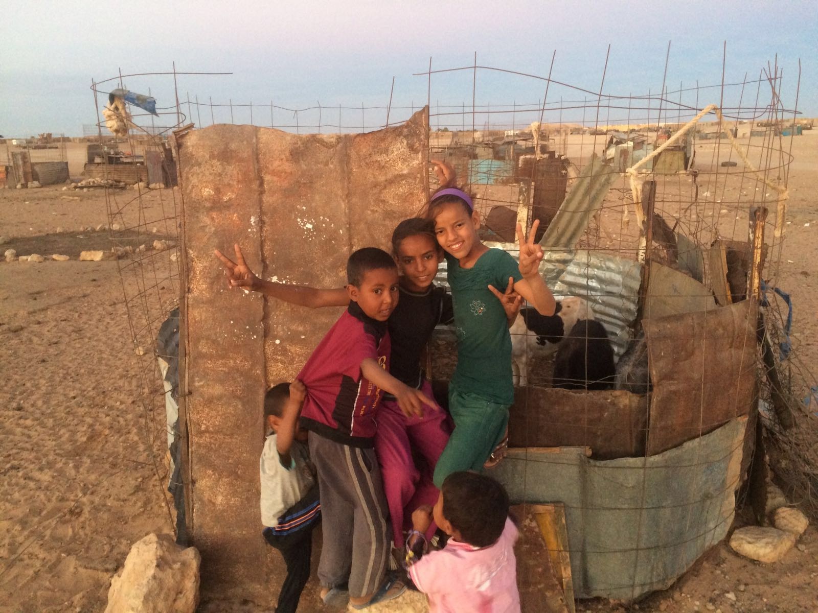 Foto Arquivo Pessoal Fatimetu com sua família no acampamento de refugiados na Argélia. Foto Arquivo Pessoal