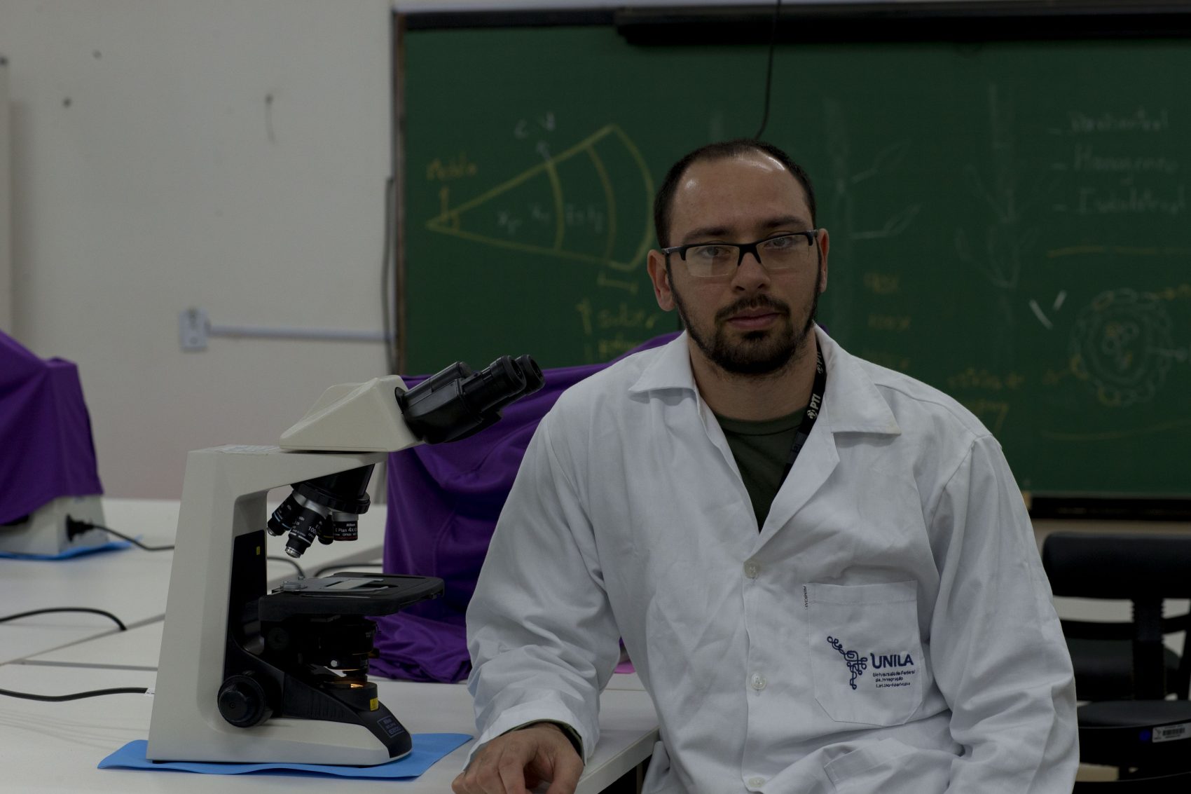 O professor Kelvinson Vieira no laboratório em Foz de Iguaçu: o clima quente o tempo todo da cidade é um ambiente fértil para o inseto transmissor da leishmaniose (Divulgação/Unila)