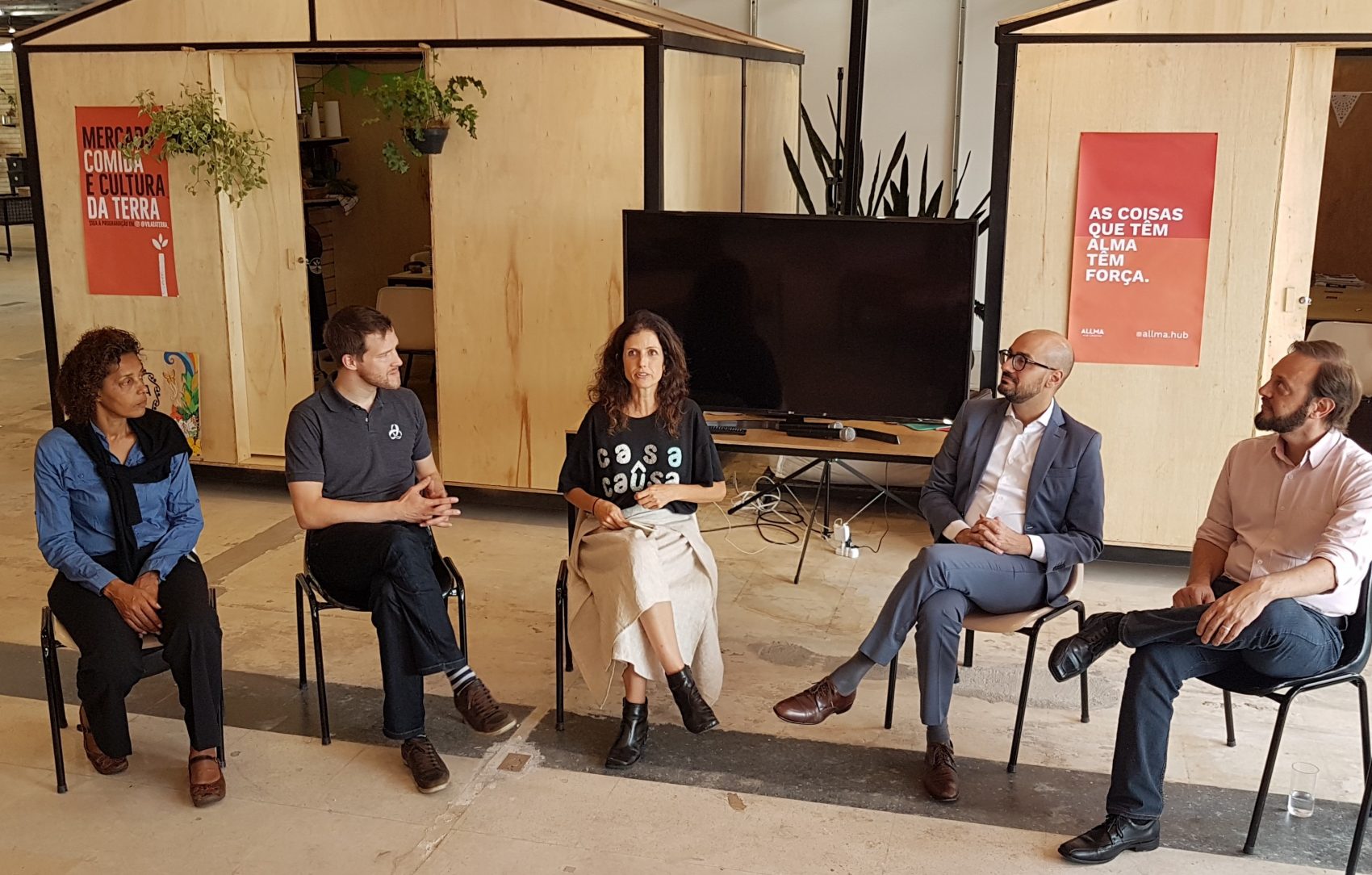Debate sobre logística reversa na Seman Lixo Zero : Maria Tereza Monte Negro, Roger Koeppl, Luciana Annunziata, Fabrício Soler e Flávio Ribeiro (Foto: Florência Costa)
