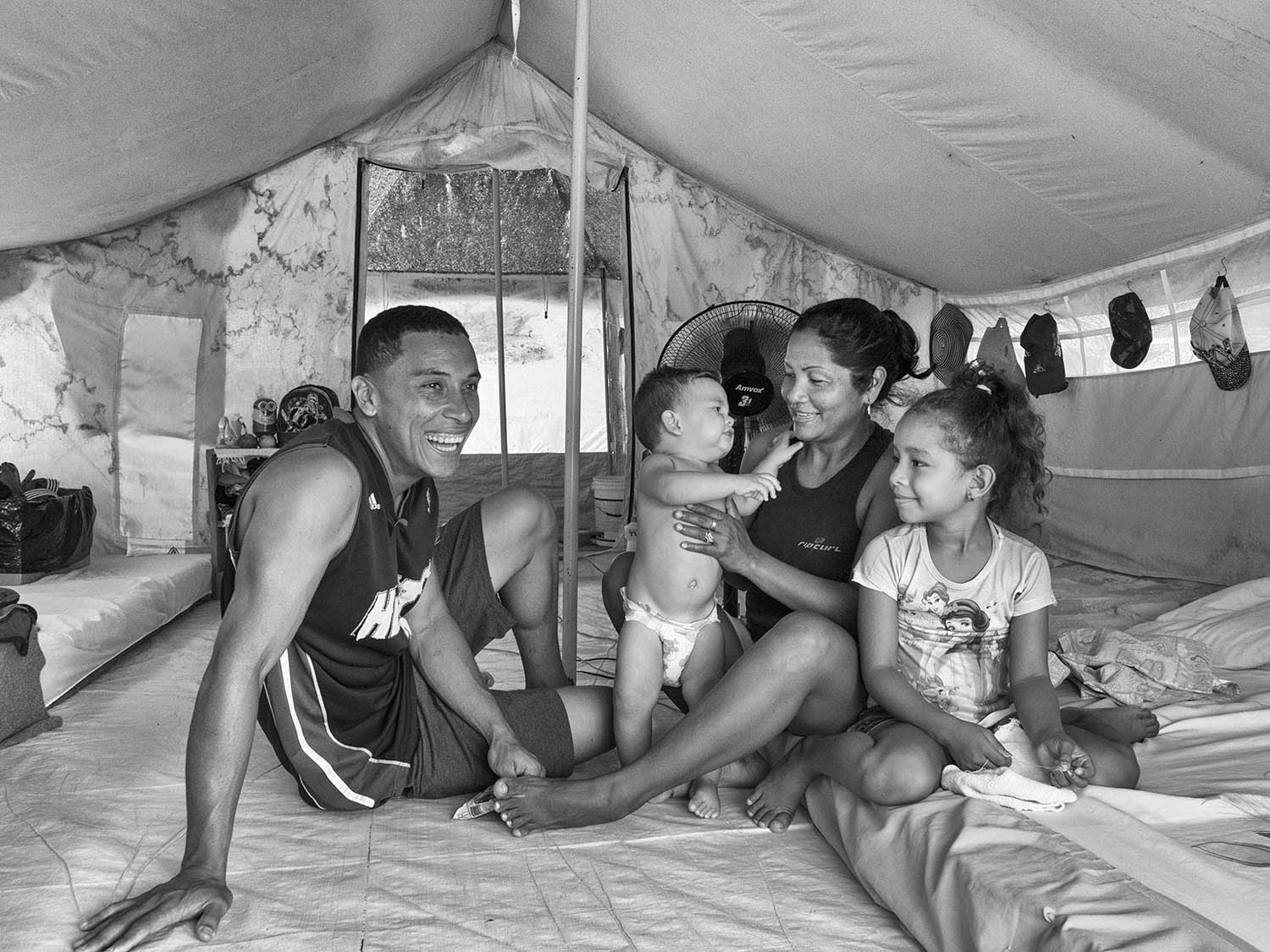 A venezuelana Ali Del Valle e sua família fotografadas em abrigo de Boa Vista: esperança de dias melhores (Foto: Fabrício Carrijo)