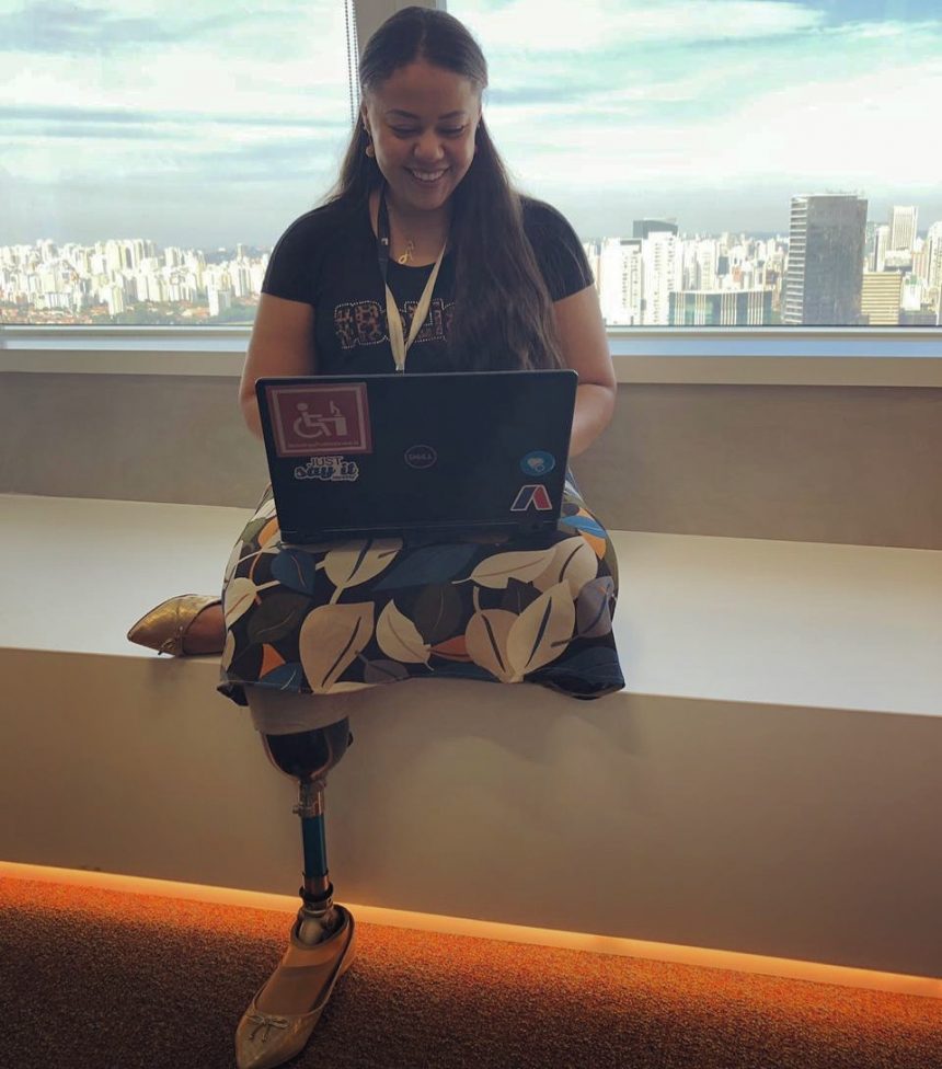 Ana Kelly sobre as barreiras do mercado: "os profissionais com deficiência preenchiam os mesmos cargos, sem chances de crescer ou sem atuar em uma função estratégica; dessa forma, acabam estagnados e pouco experientes para ocupar novos cargos em outras empresas" (Foto: Arquivo Pessoal)