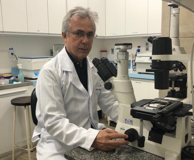 O pesquisador Roque Almeida, no Hospital Universitário da UFS: busca por fármacos capazes de matar o novo parasita e de descobrir como surgiu o novo agente infeccioso e como a doença é transmitido para os seres humanos. (Foto: Arquivo Pessoal)