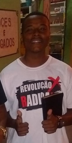 Paulinho com a Bíblia e camiseta do Projeto Revolução Radical: participação ativa na comunidade evangélica (Foto: Reprodução)