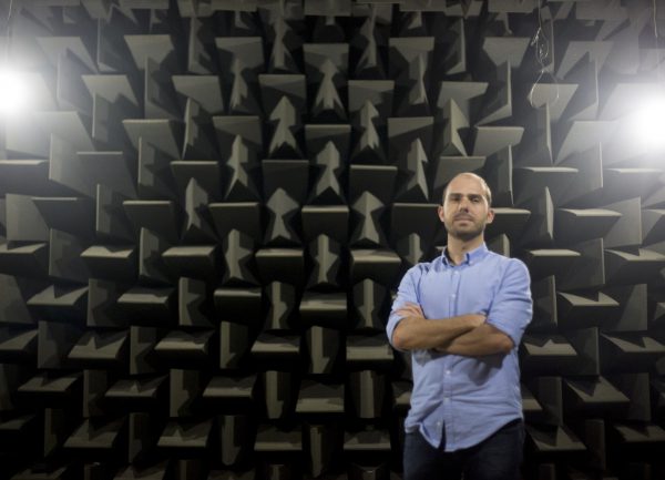 O pesquisador e professor Andrey Ricardo da Silva, no laboratório da UFSC: “Nossa pesquisa tem grande apelo social porque viabilizaria uma prótese de voz para uma parcela enorme da população” (Foto: Divulgação/UFSC)