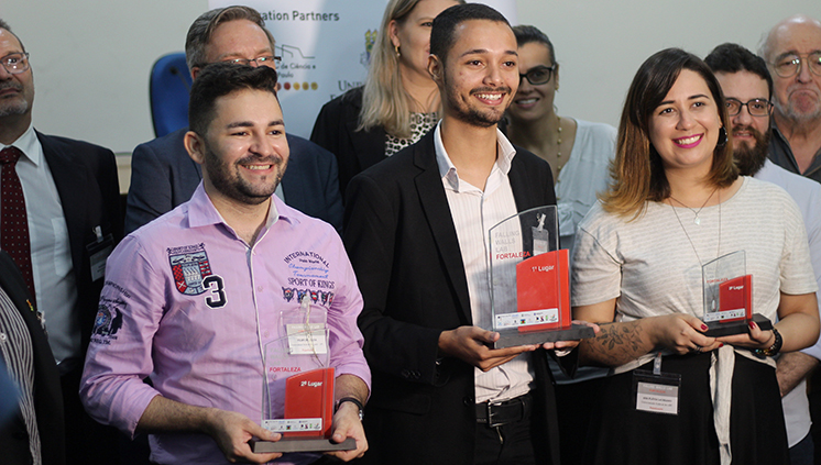 O pesquisador Micael Rubens da Silva (ao centro) na premiação brasileira: cimento de menor impacto ambiental (Foto: Divulgação)
