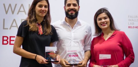 Victor Freitas, entre Maria Clara Starling e Julia Cordeiro: professor da Universidade Federal de São Del Rey foi premiado por pesquisa para reaproveitamento de moléculas de plantas para materiais biodegradáveis (Foto: Eduardo Iunes/DWIH)