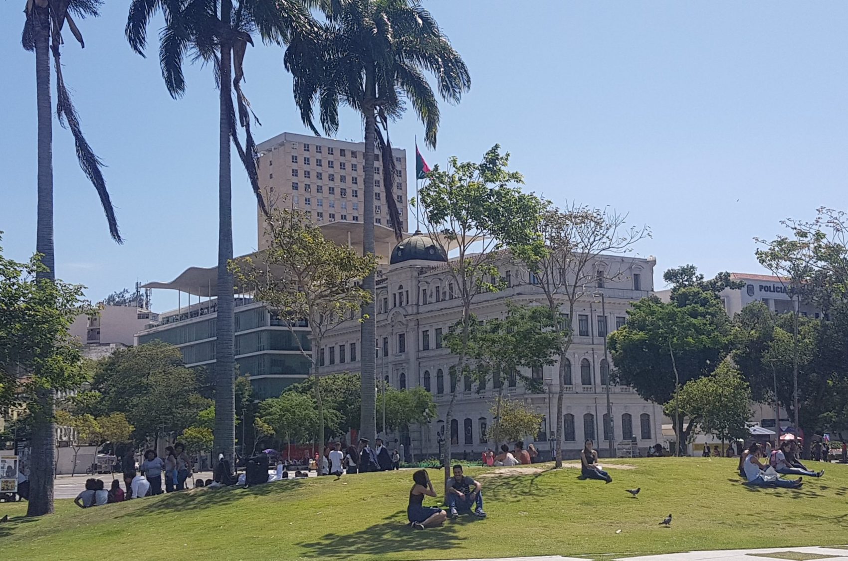 A Praça Mauá e os dois prédios do MAR - o centenário Palacete Dom João VI, onde ficam as exposições, e o prédio modernista de meados do século passado que abriga a Escola do Olhar e outras atividades (Foto: Oscar Valporto