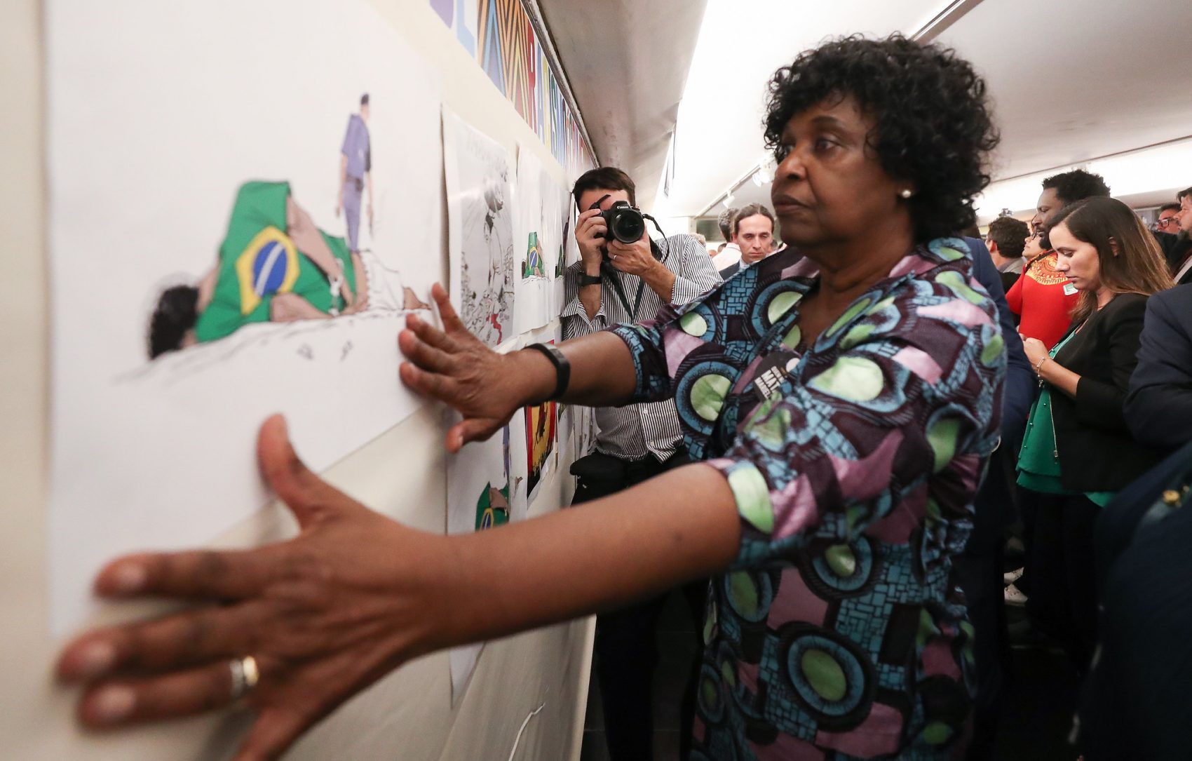 Deputada Benedita da Silva (PT/RJ) afixa cartaz com reprodução do desenho destruído: partidos fazem representação por racismo contra deputados do PSL na PGR e no Conselho de Ética da Câmara (Foto: Lula Marques/Fotos Públicas)