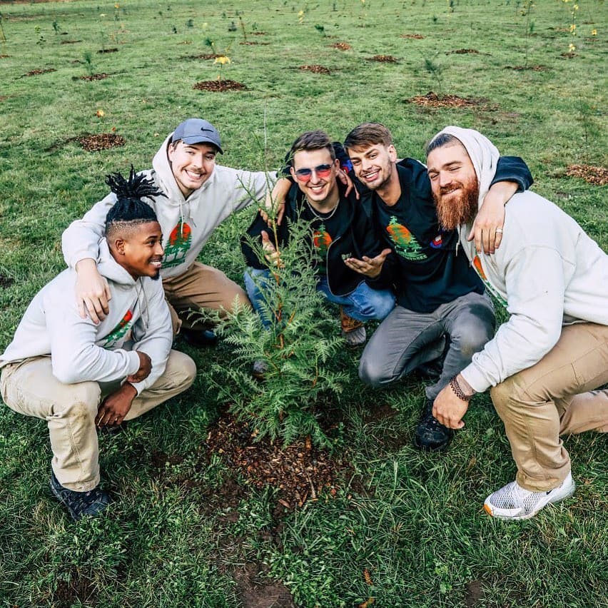 A equipe com uma das 1.700 árvores plantadas com ajuda voluntários durante divulgação da campanha. Foto Divulgação