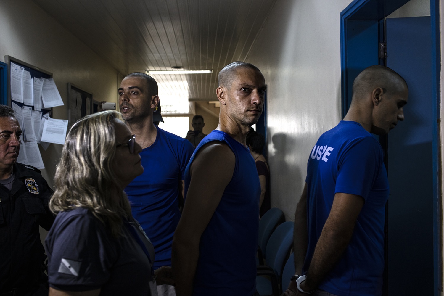 Os quatro brigadistas de Alter do Chão presos preventivamente ontem (26) chegam ao Fórum de Justiça de Santarém para audiência de custódia. Foto Marizilda Cruppe