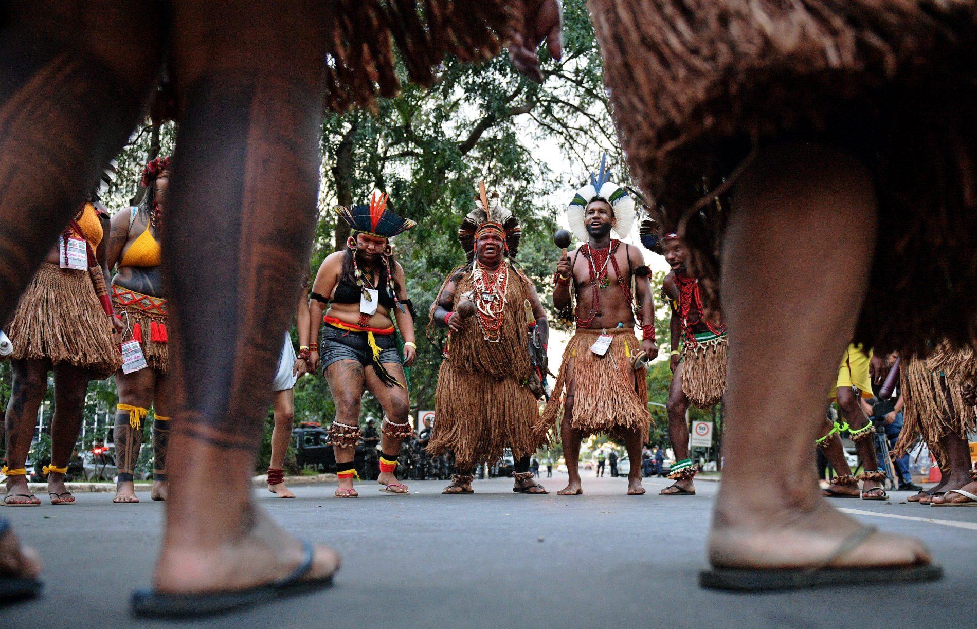 Foto de Carl de Souza/ AFP Brazilian indigenous men perform a ritual dance during a protest against the government's decision not to recognize the land demarcation of indigenous people living in Raposa Serra do Sol, Roraima State, in Brasilia, on April 25, 2018. - About 2,500 indigenous people from different tribes are taking part in the Indigenous National Mobilization (MNI) week - a mobilization which seeks to tackle territorial rights' negotiations with the government. (Photo by CARL DE SOUZA / AFP)