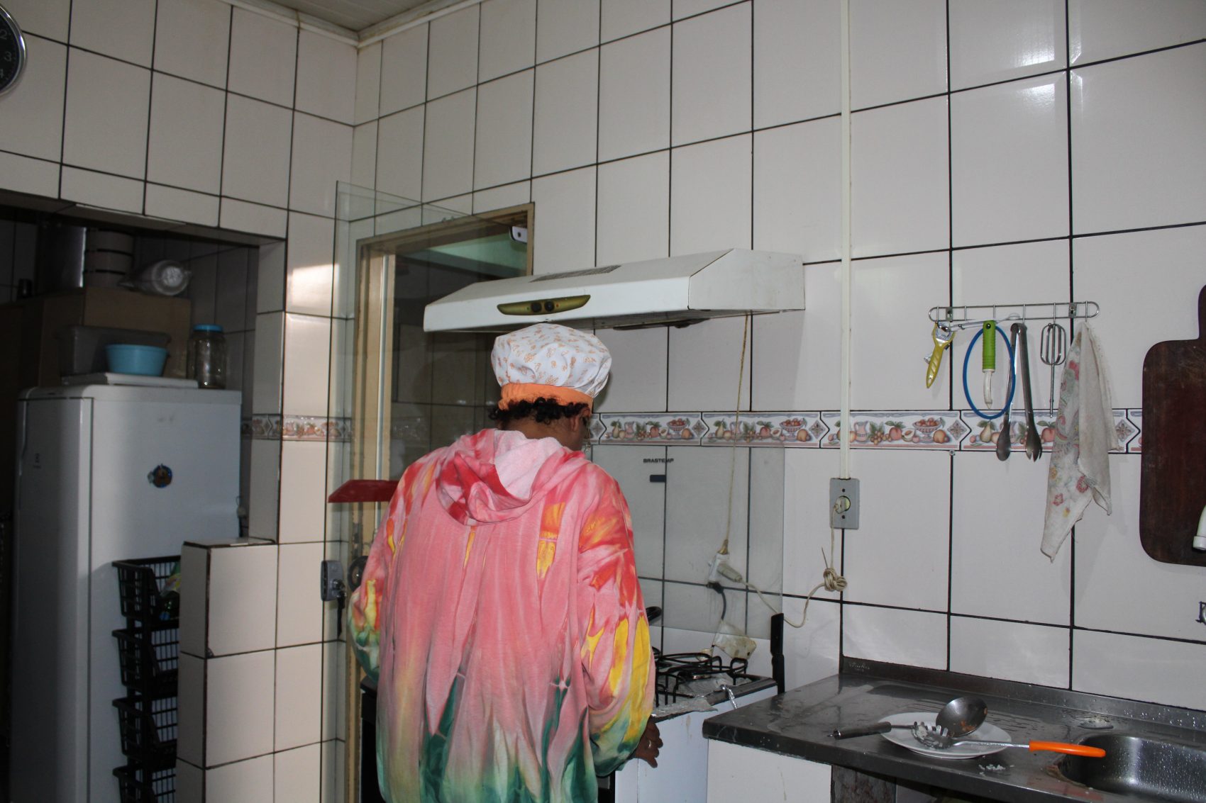 Interna na cozinha do abrigo: tarefas são divididas por todos (Foto: André Giusti)