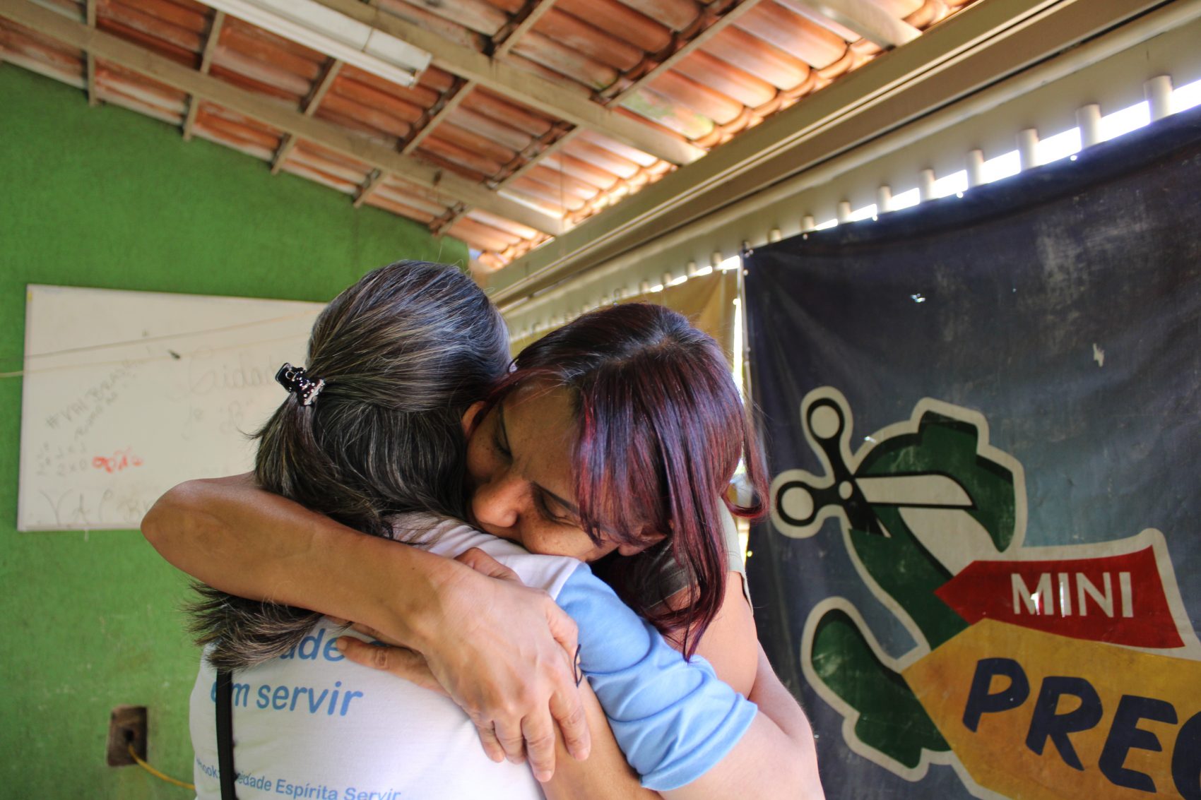 Nica recebe o abraço de integrante de ONG: para manter o abrigo, ela conta com a solidariedade (Foto: André Giusti)